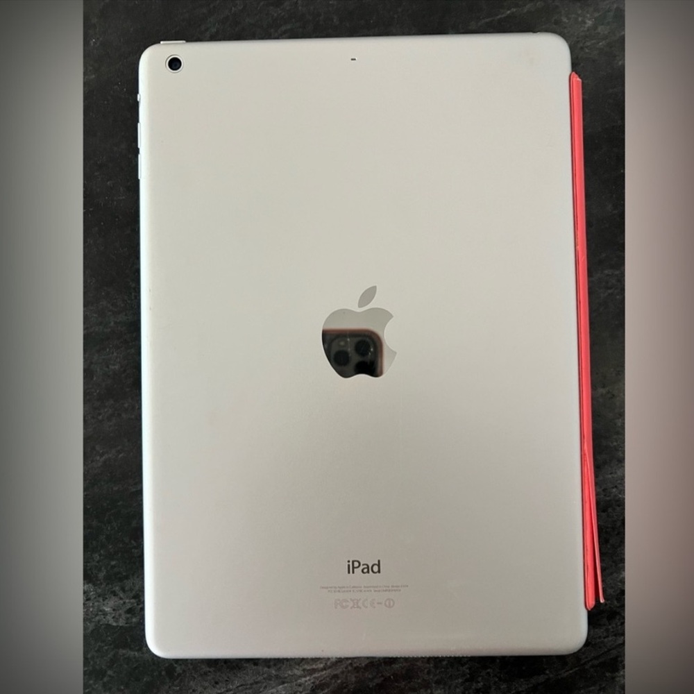 iPad - Picture 4 of 8